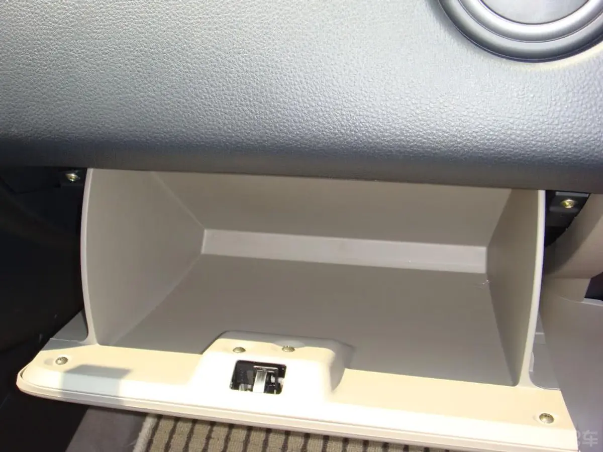 天语 SX4三厢 悦享版自动型手套箱