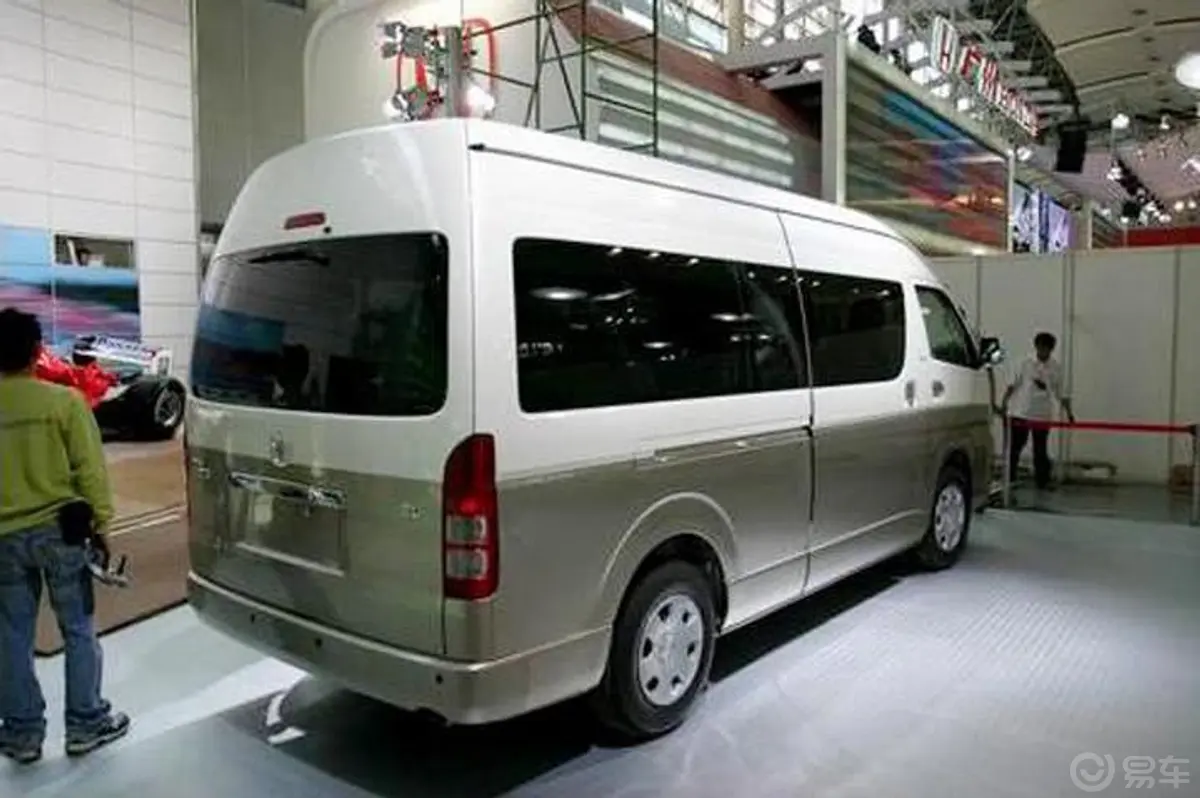 HIACE13人座豪华小客车 TRH223L—LEMNK 标准版侧后45度车头向右水平