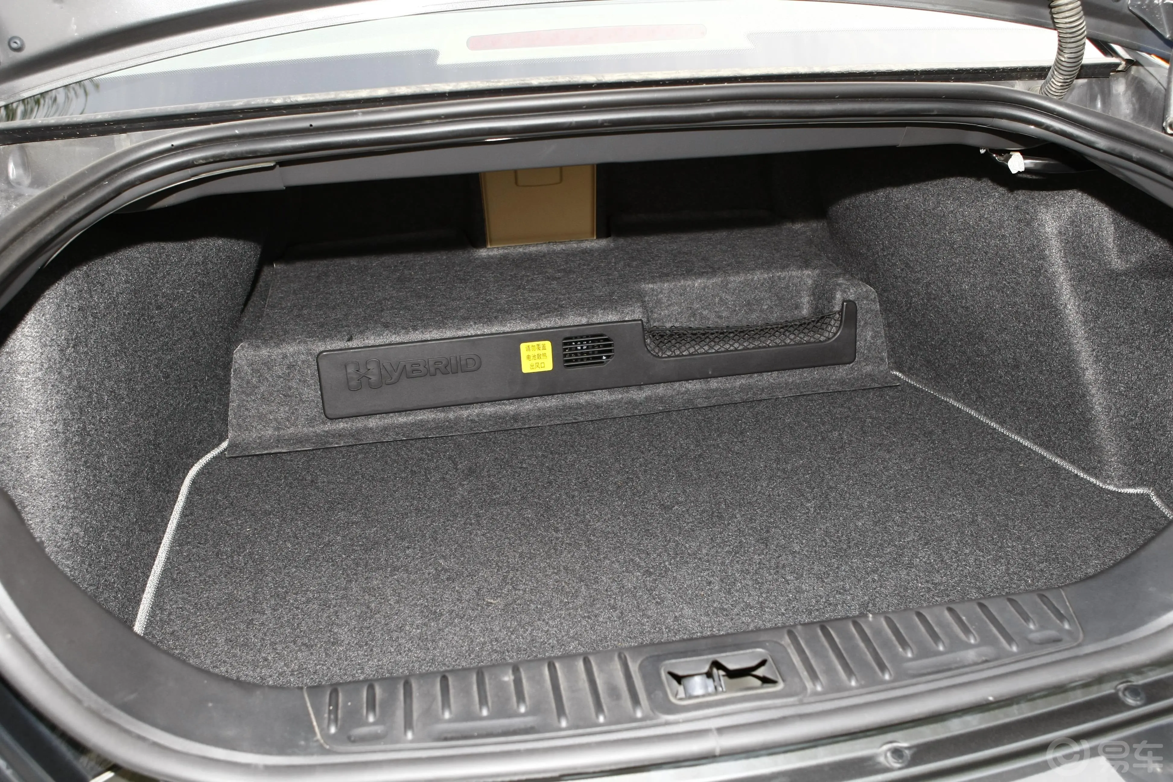 君越2.4L ECO—Hybrid 油电混合动力车行李箱空间