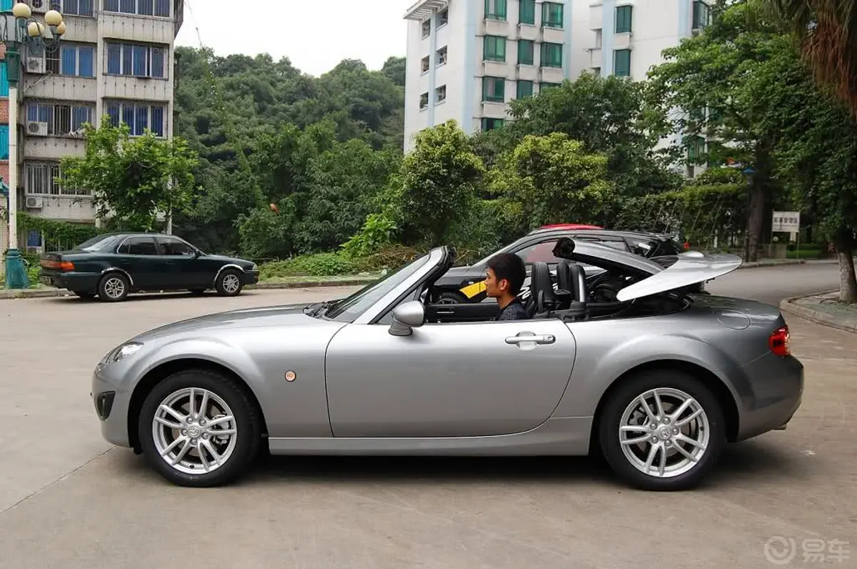 马自达MX-52.0L 标准型外观