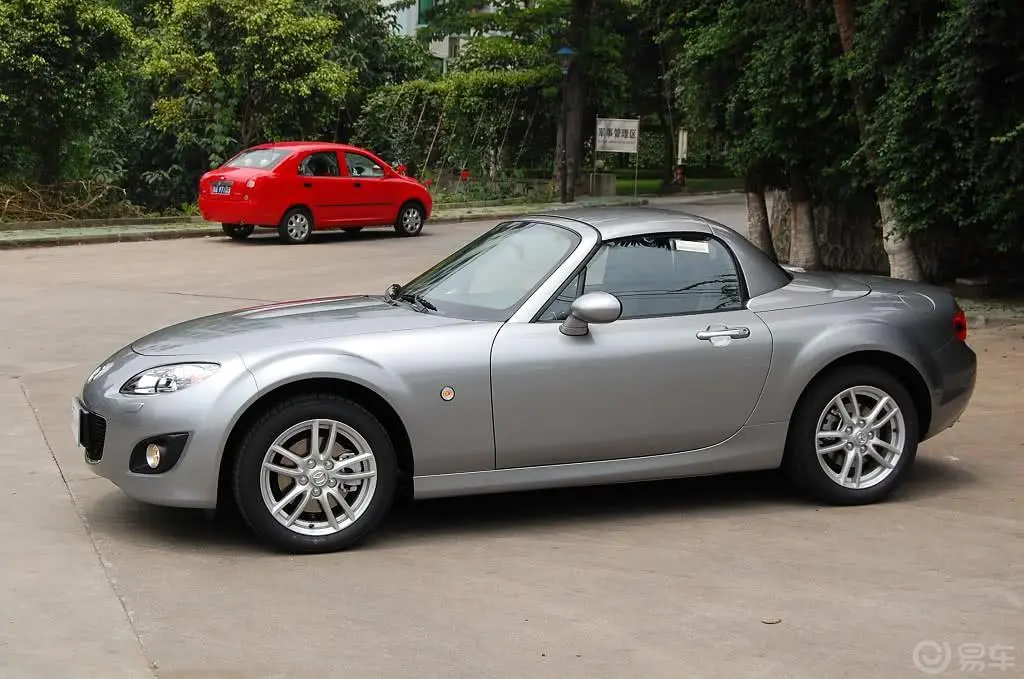 马自达MX-52.0L 标准型外观