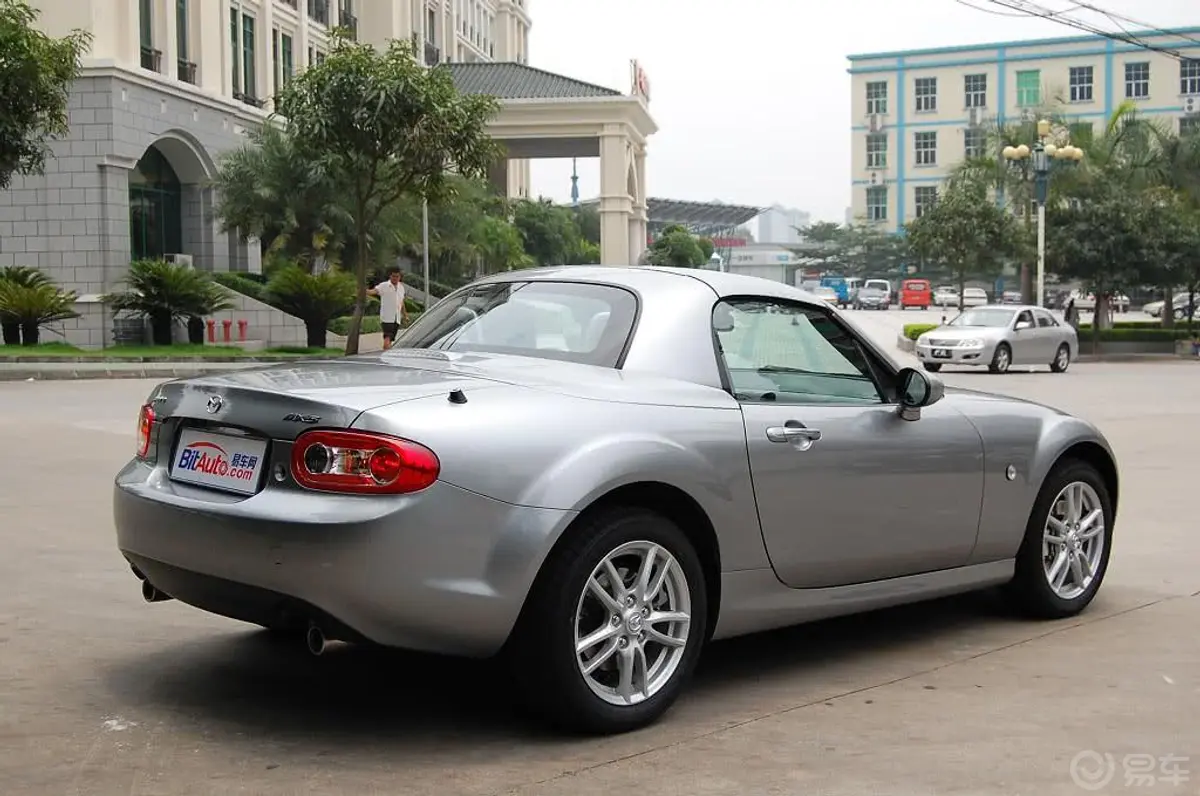 马自达MX-52.0L 标准型外观