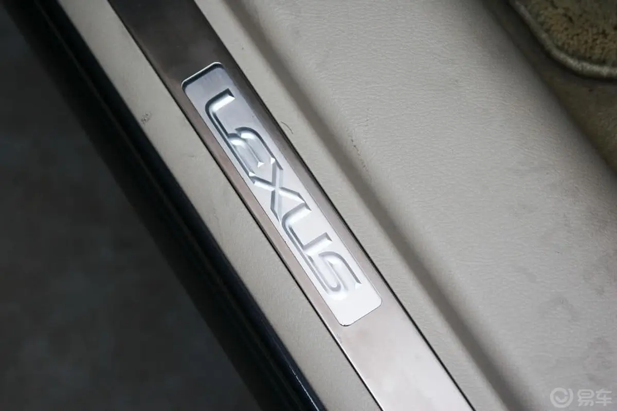 雷克萨斯RX450h车门迎宾装饰板