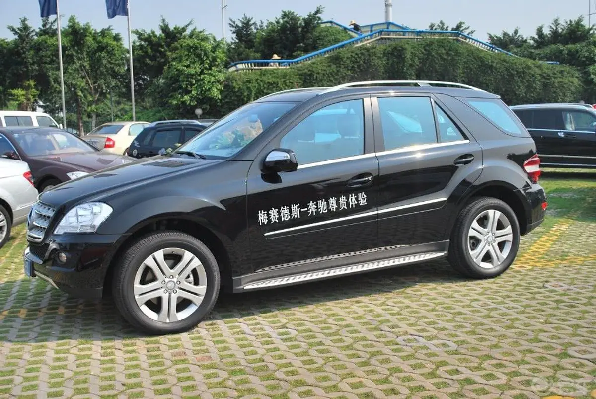 奔驰M级ML 350 4MATIC 豪华型外观