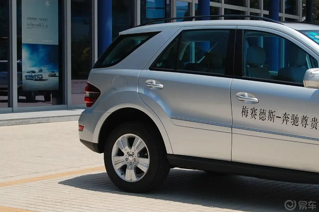 奔驰M级ML 350 4MATIC 豪华型外观