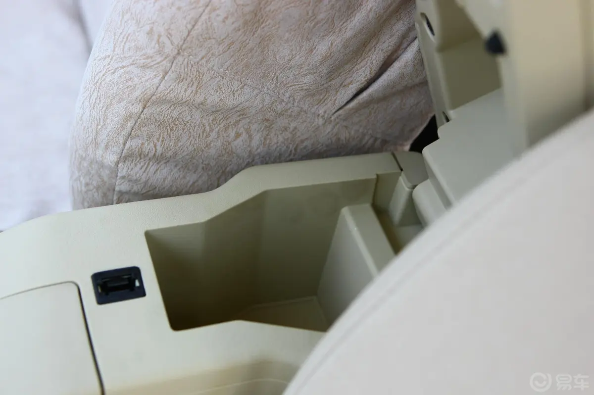 骏捷FSV1.5MT舒适型前排手枕储物格（打开）