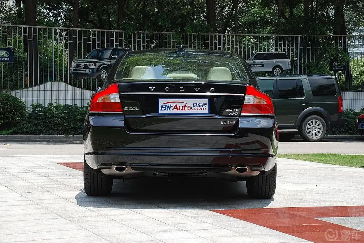 沃尔沃S80L3.0 T6 AWD 智尊版正后水平