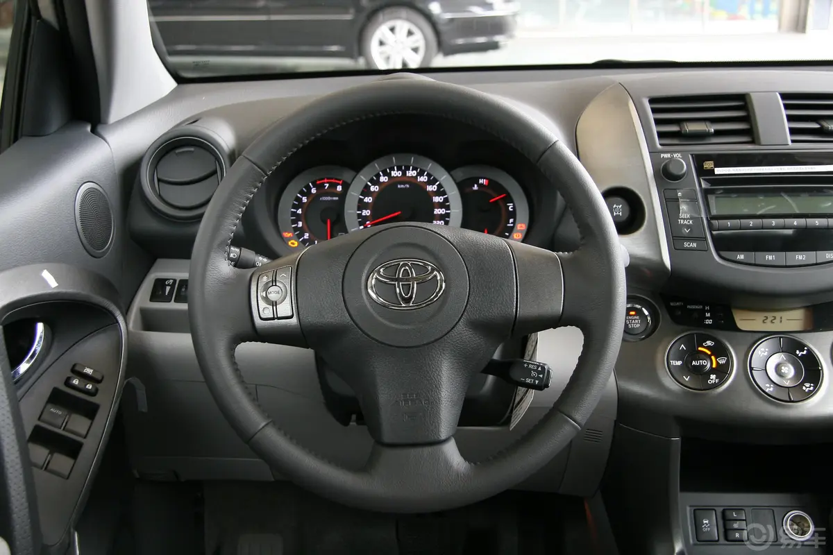 RAV4荣放2.4L 豪华版 AT内饰