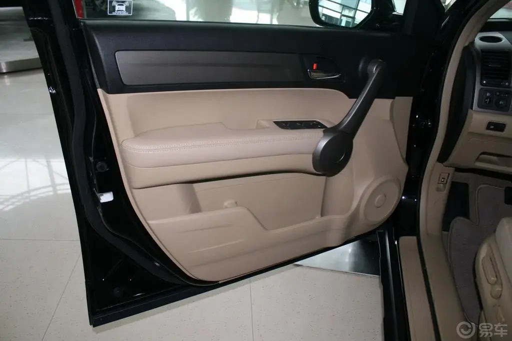 本田CR-V2.4尊贵版自动档 VTi—S AT驾驶员侧车门内门板