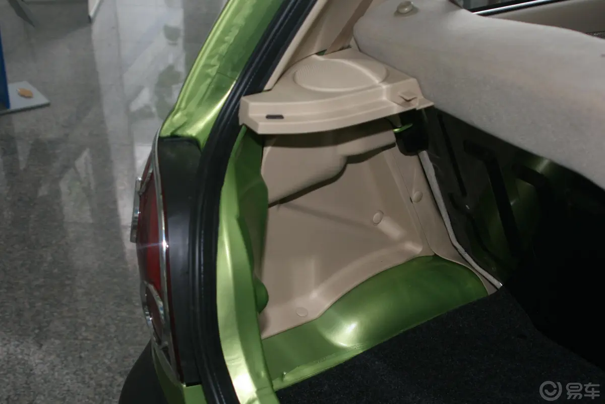 乐驰P—TEC 1.2MT 优越型行李箱储物格