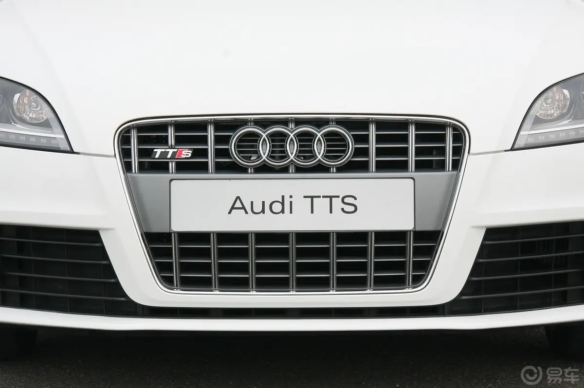 奥迪TTTTS Coupe 2.0 TFSI quattro S tronic前格栅侧俯拍