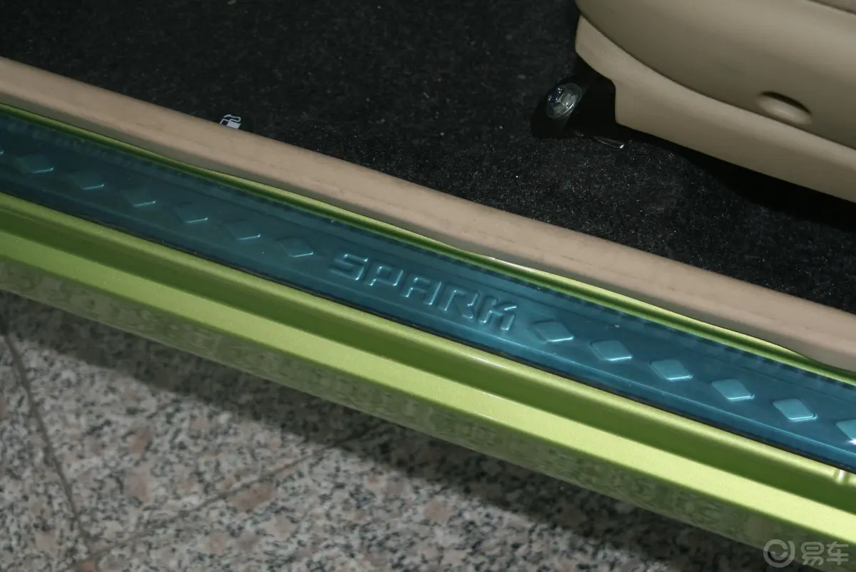 乐驰P—TEC 1.2MT 优越型车门迎宾装饰板