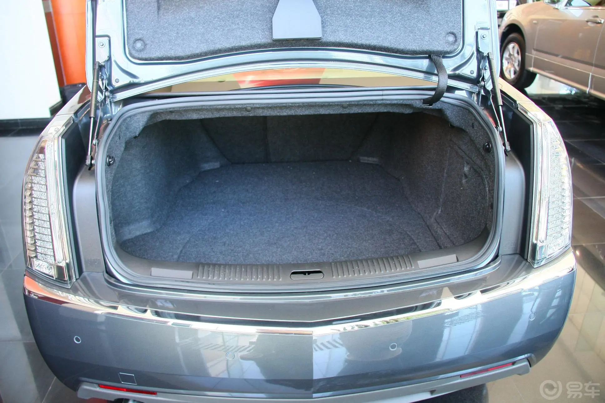 SLS赛威4.6L 旗舰型行李箱空间（第3排打开）