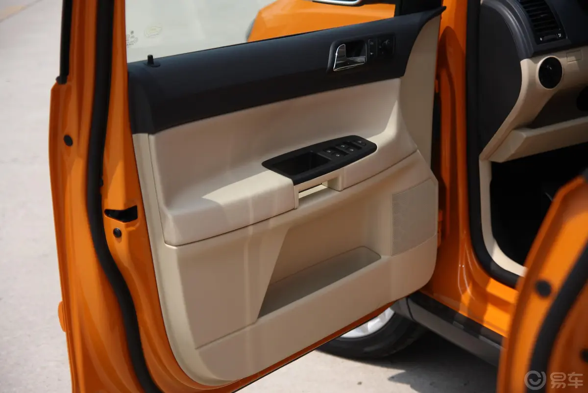 PoloCross 1.6 MT驾驶员侧车门内门板