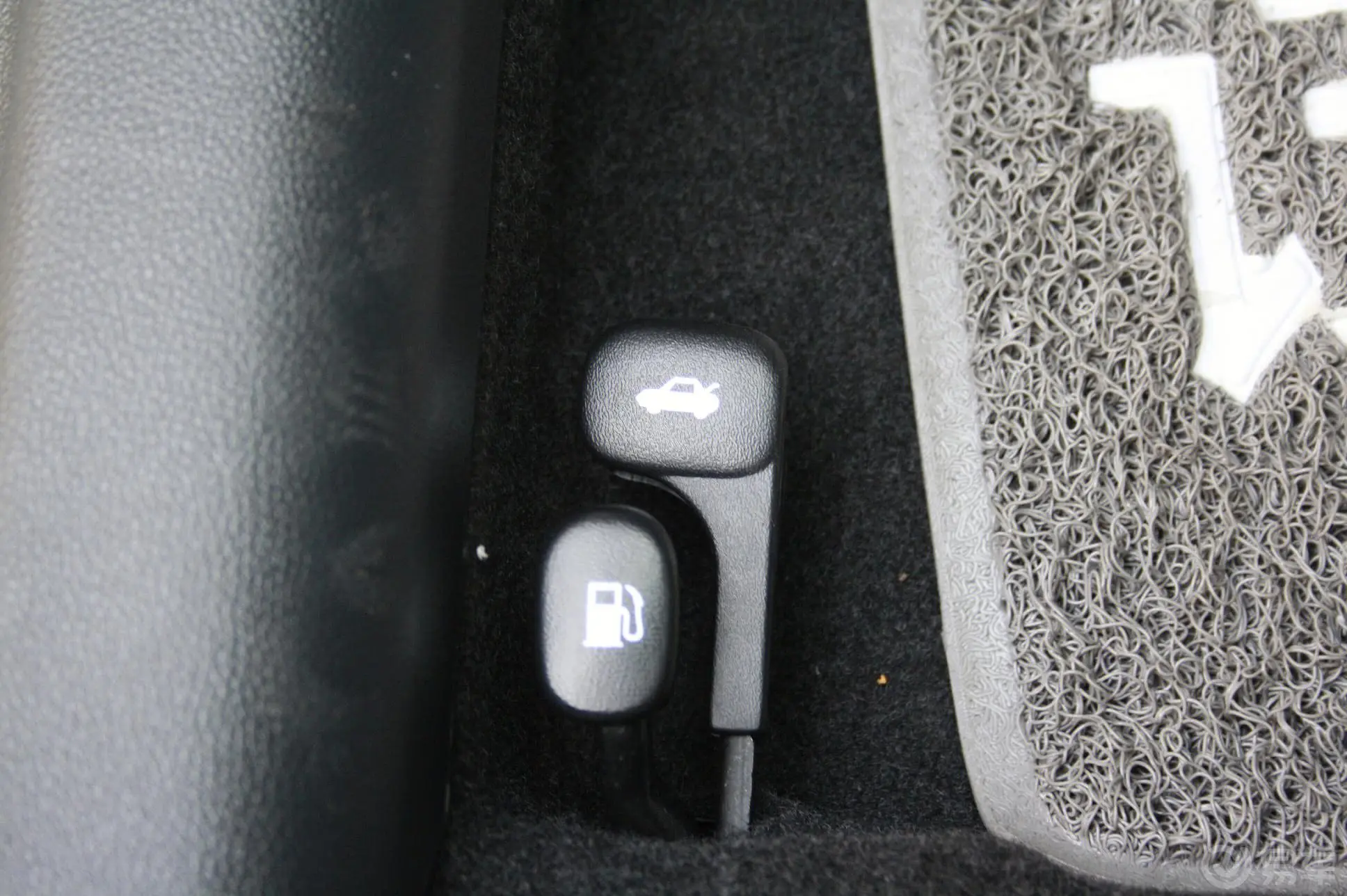 福瑞迪1.6L 自动 Premium车内控油箱开关