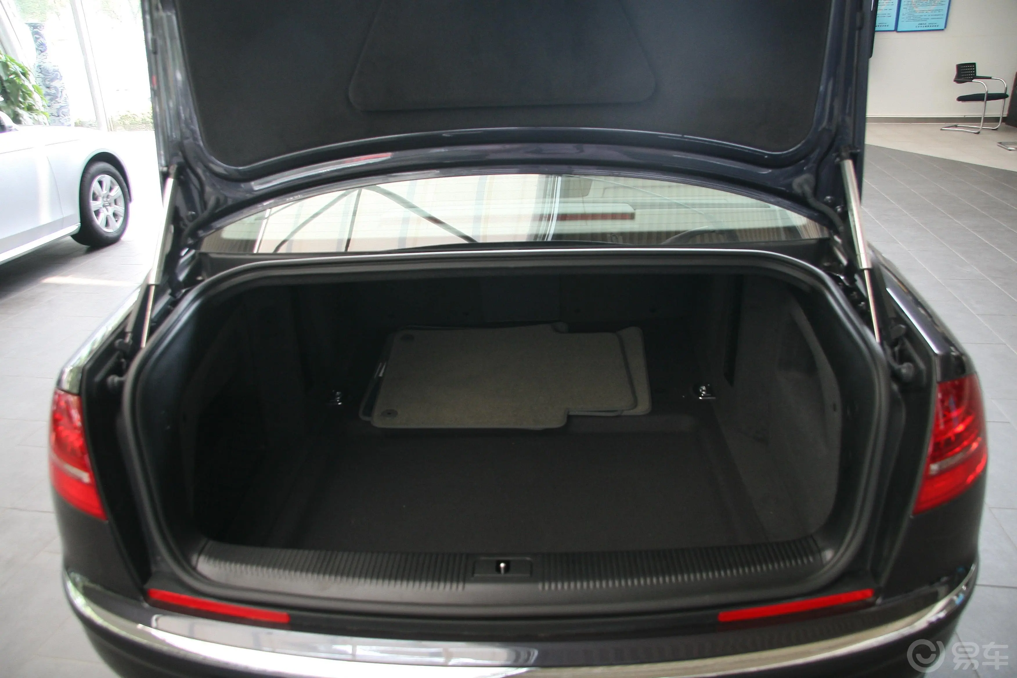 奥迪A8A8L 2.8FSI 豪华型行李箱空间