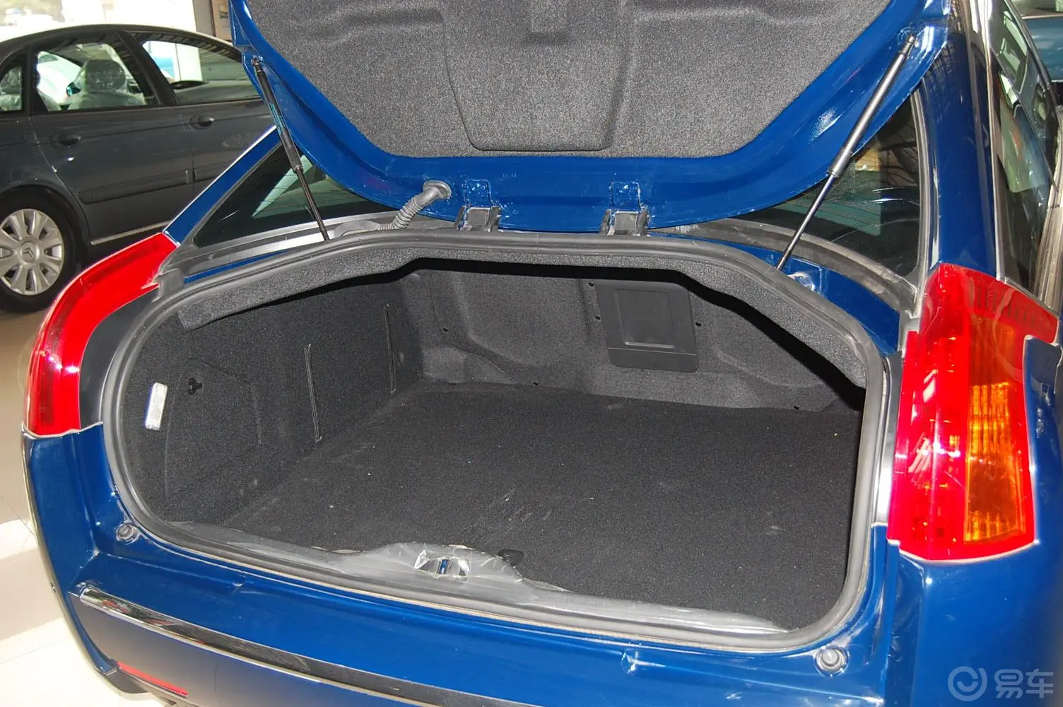雪铁龙C6(进口)C6 3.0i V6行李箱空间