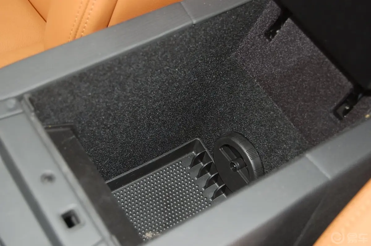 雪铁龙C6(进口)C6 3.0i V6前排中央扶手箱空间