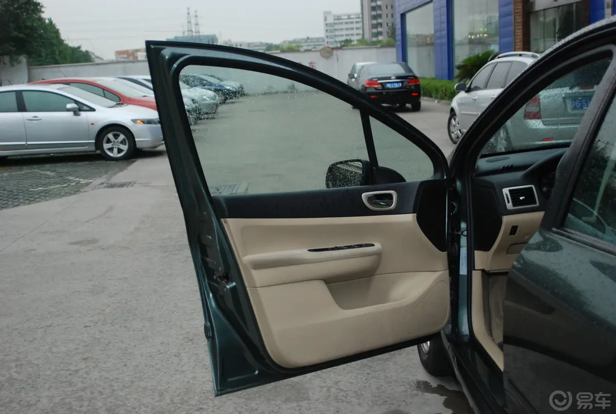 标致307三厢 舒适版2.0 自动驾驶员侧车门内门板