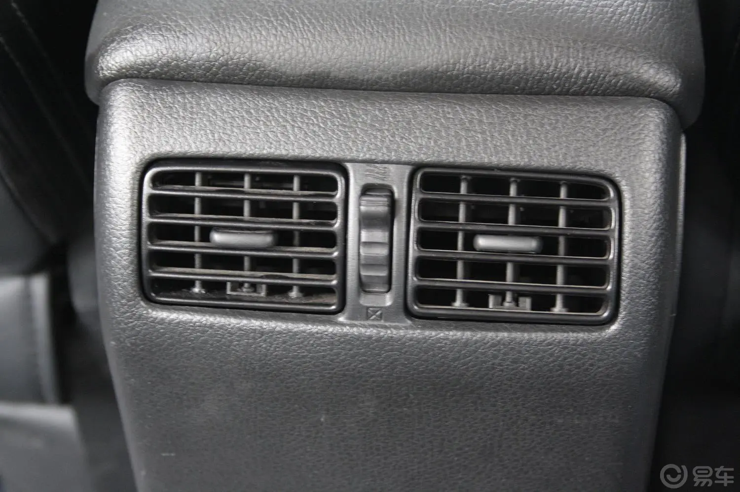 奇骏2.0L XE舒适版(MT 4WD)后排空调出风口