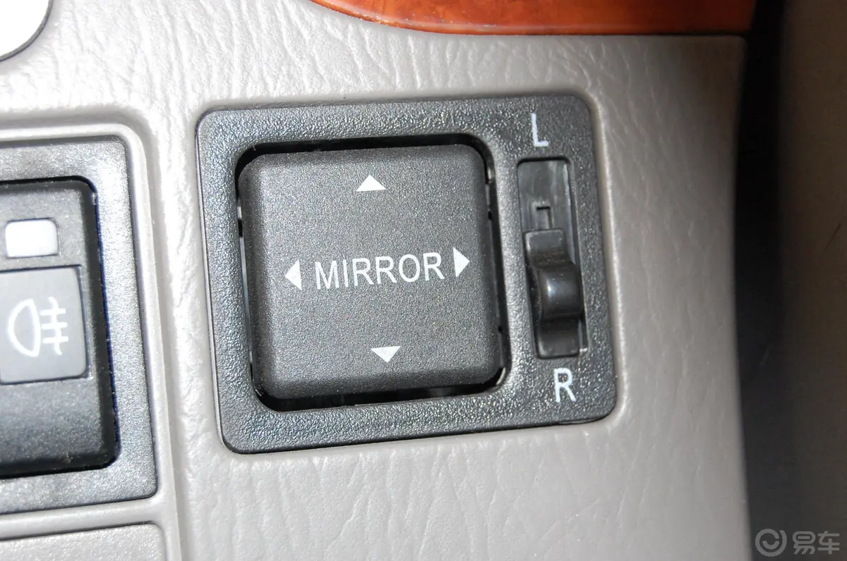 阁瑞斯2.4尊领标准型(长轴9座侧翻座椅)外后视镜控制键