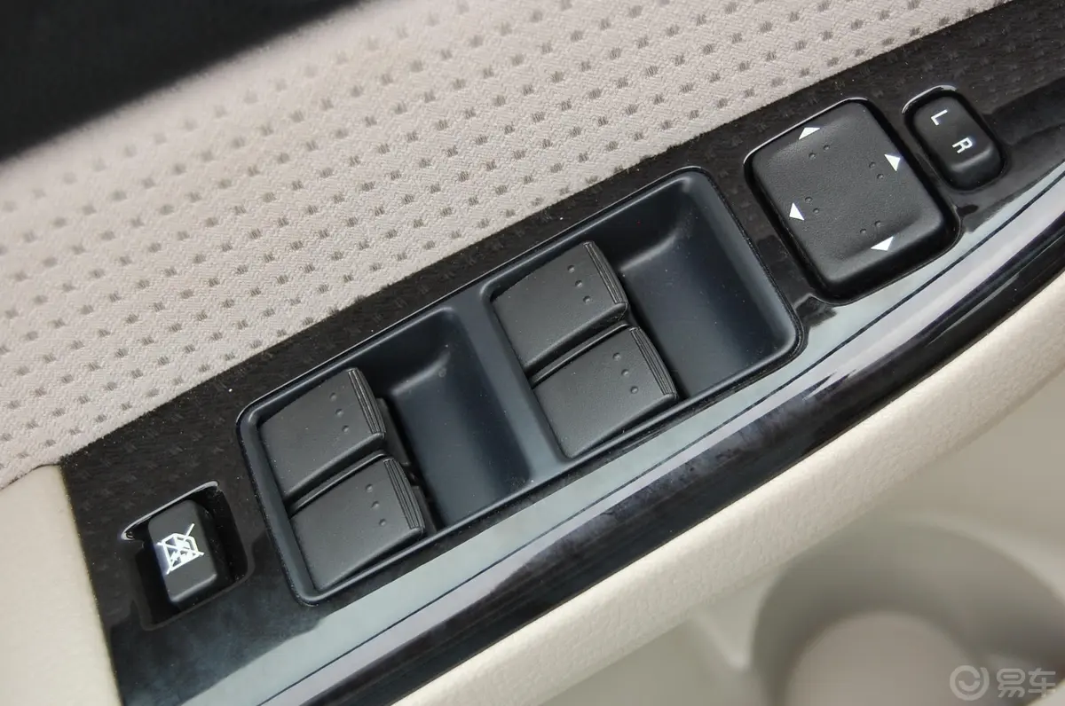 马自达62.0L 手自一体时尚型电窗控制键