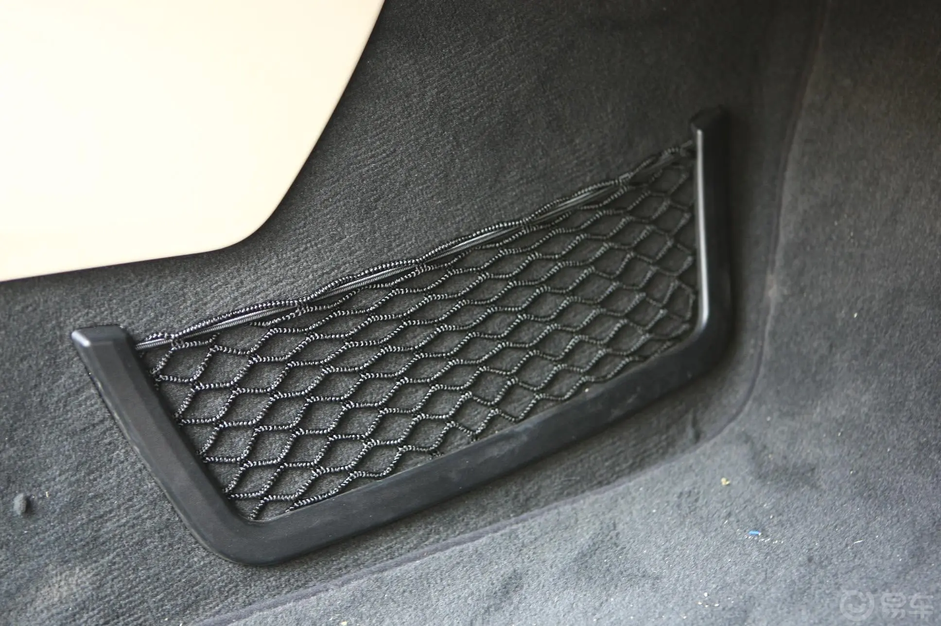 宝马Z4sDrive30i 锋尚型副驾驶座椅下储物箱
