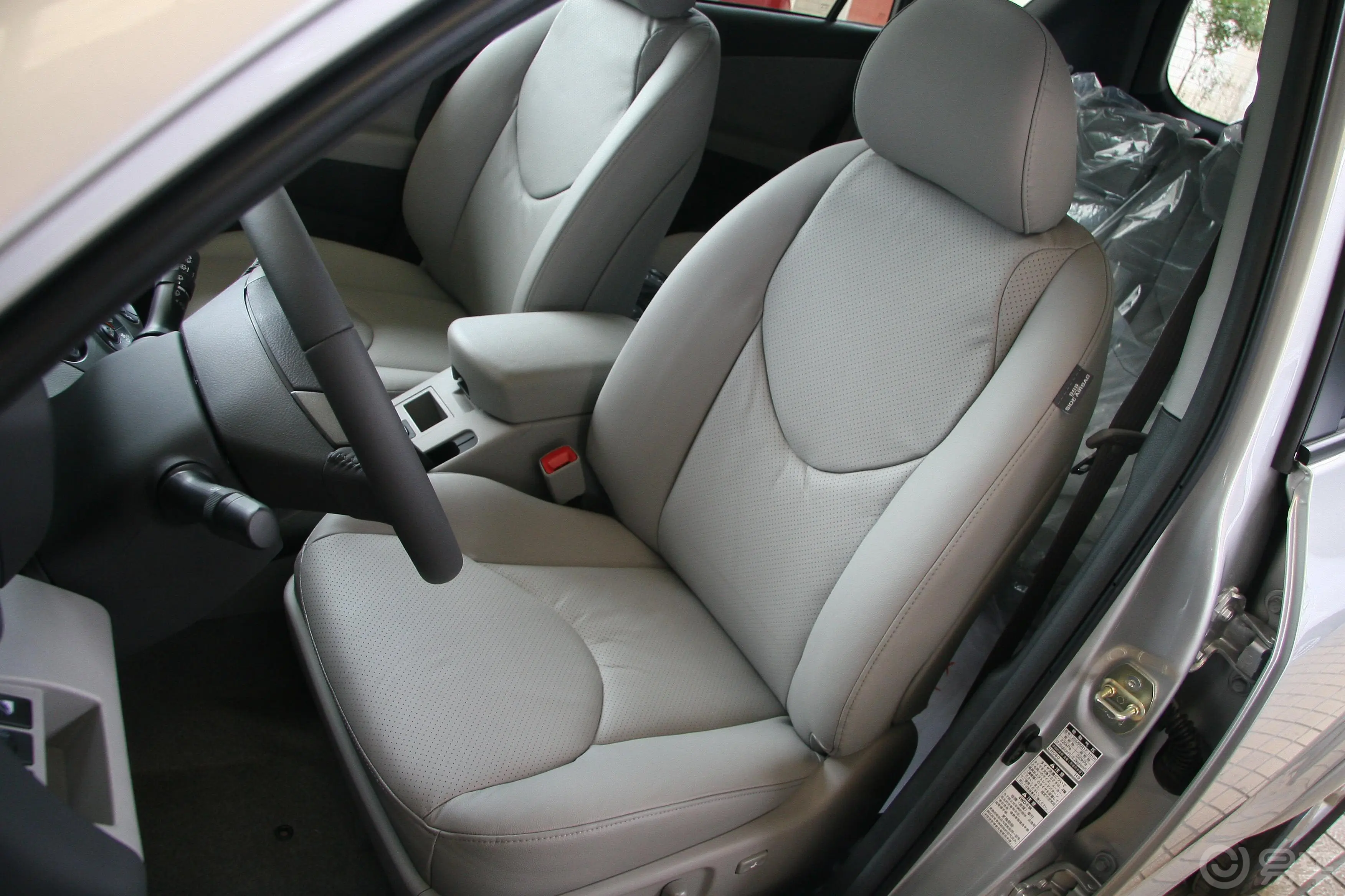 RAV4荣放2.4L 豪华版 AT驾驶员座椅