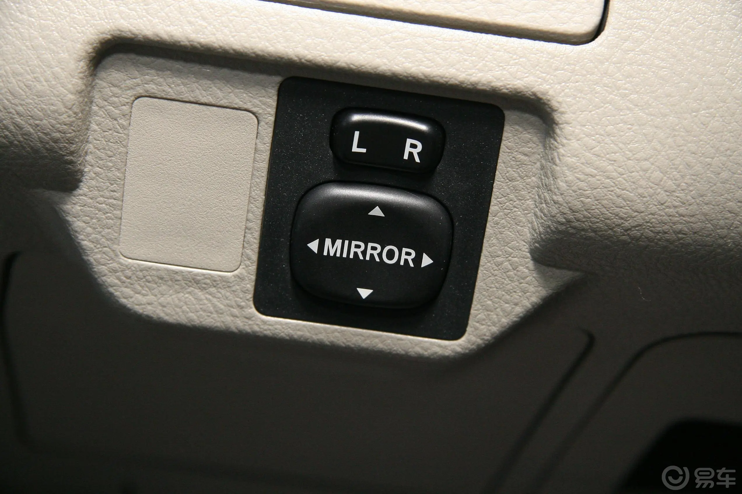 威驰1.3 GL—i 标准版 AT外后视镜控制键