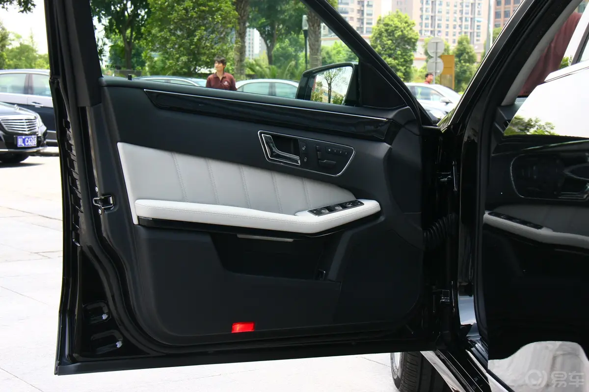 奔驰E级(进口)E 300 优雅型驾驶员侧车门内门板
