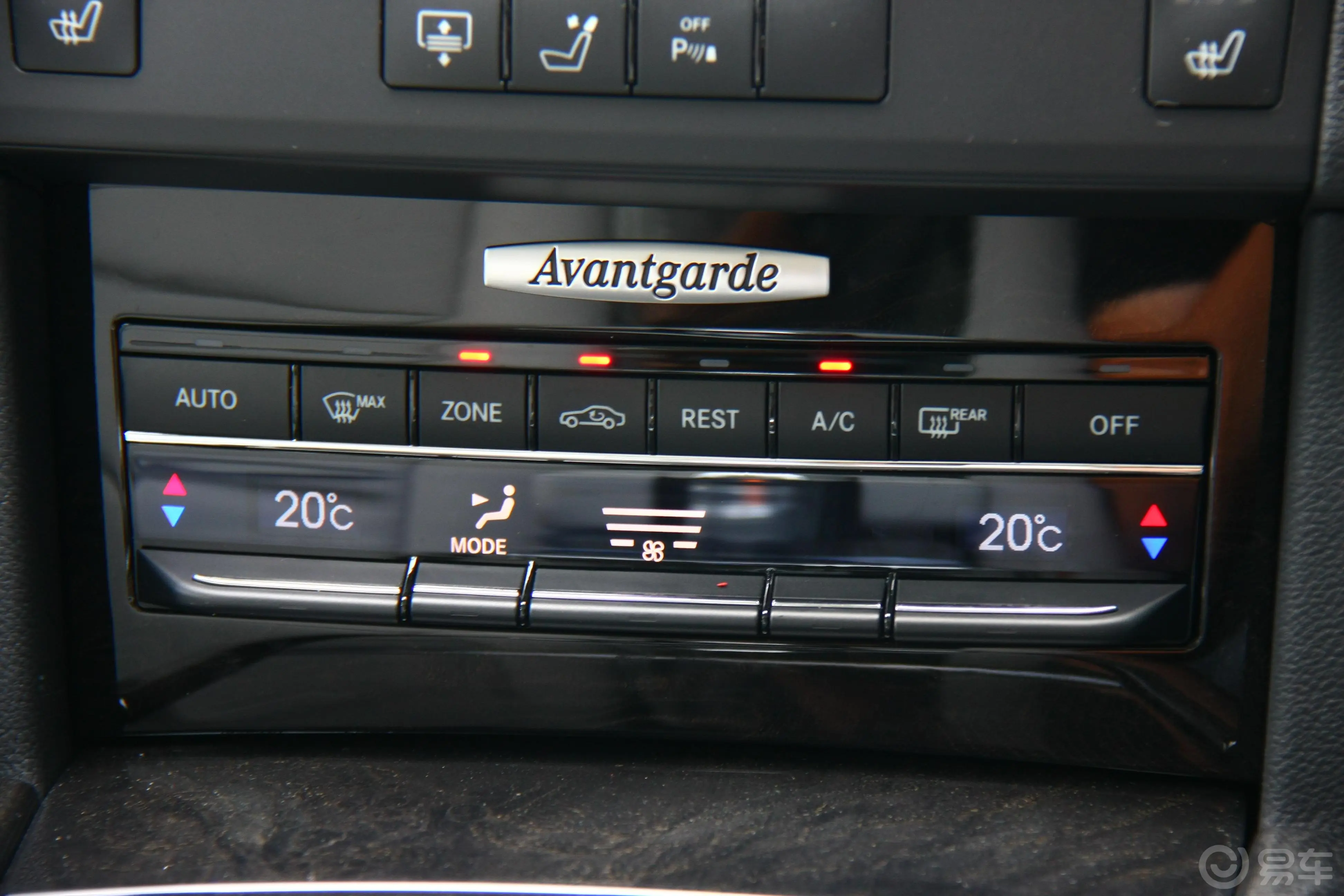 奔驰E级(进口)E 300 优雅型空调显示屏