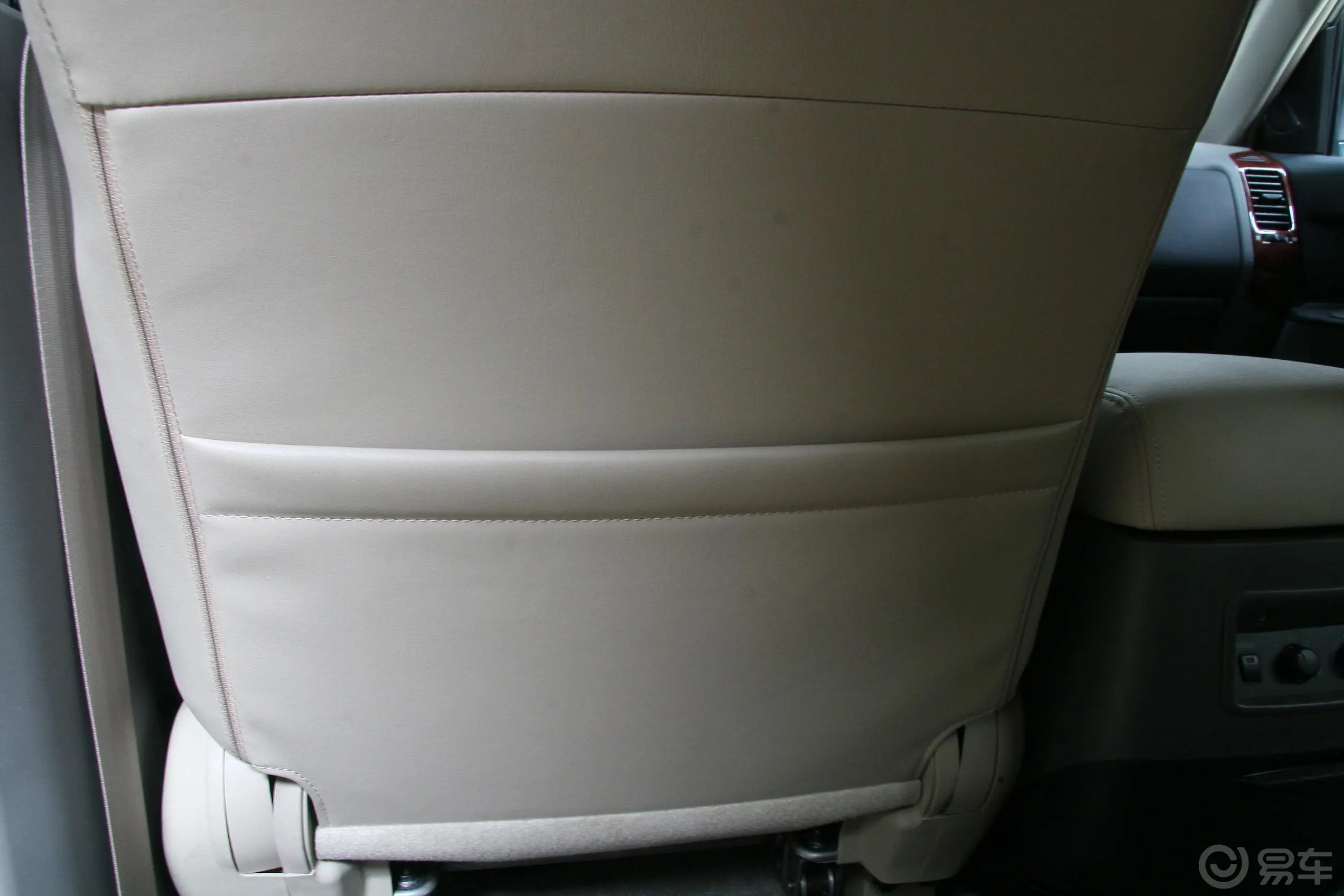 帕杰罗V77 3.8 GLS/MT前排座椅后储物袋
