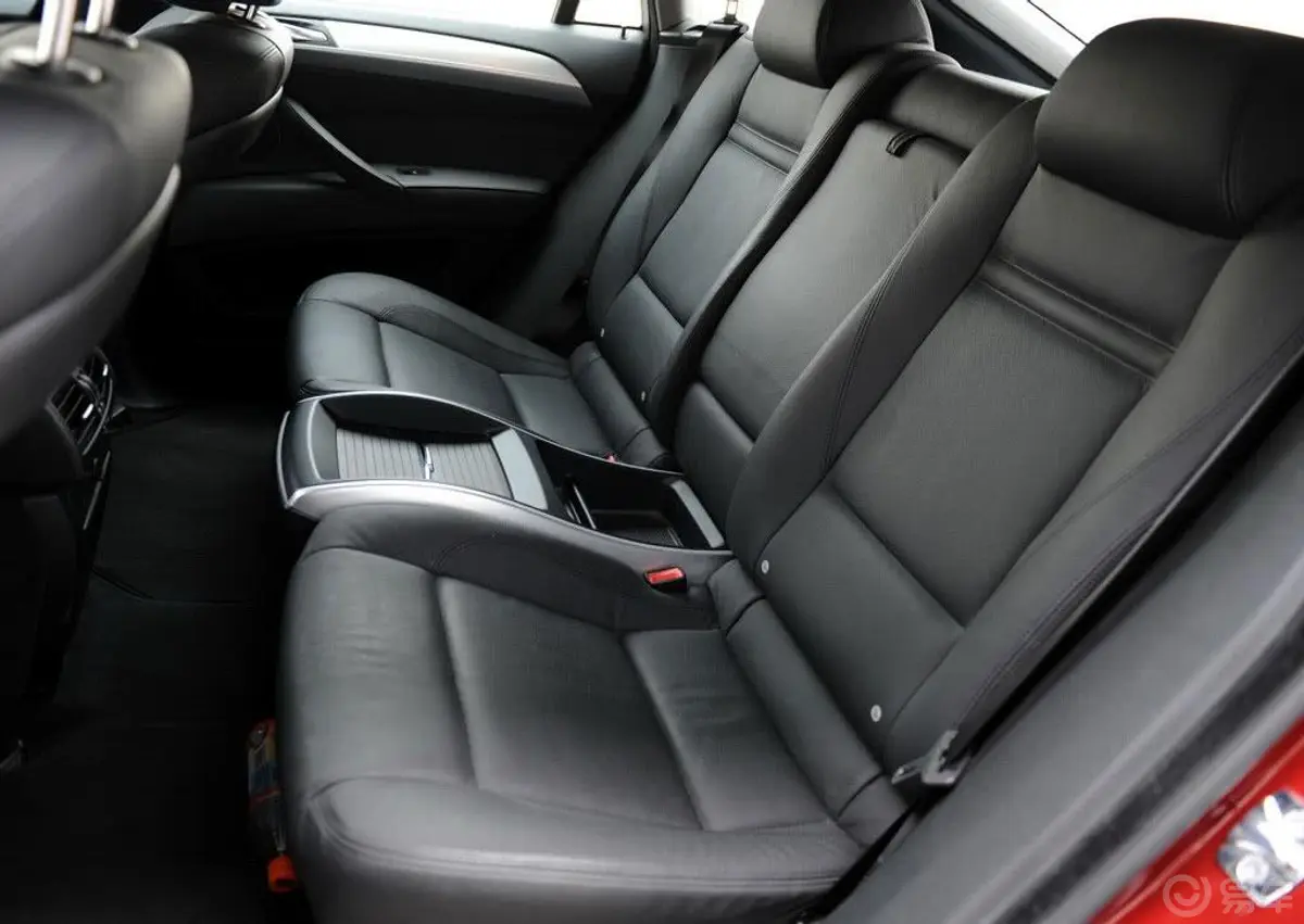 宝马X6xDrive35i 豪华型后排空间体验