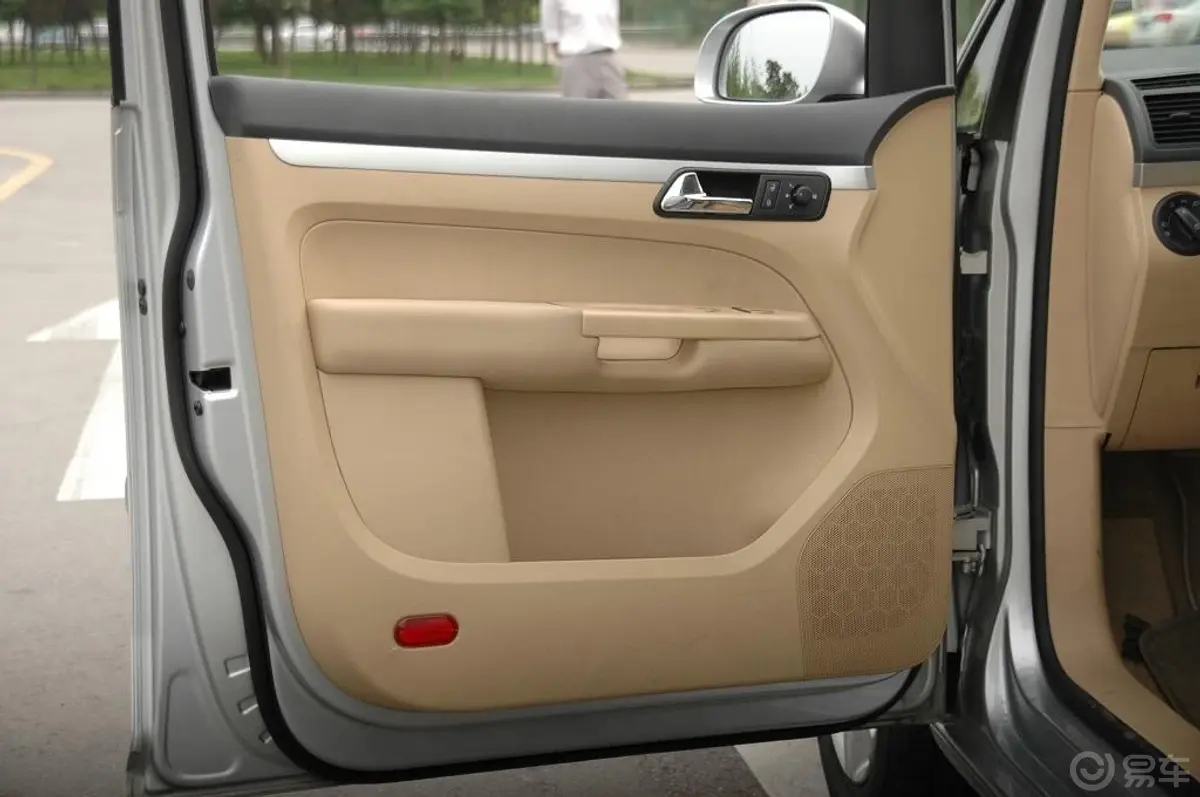 途安2.0L智尊版 自动挡5座驾驶员侧车门内门板
