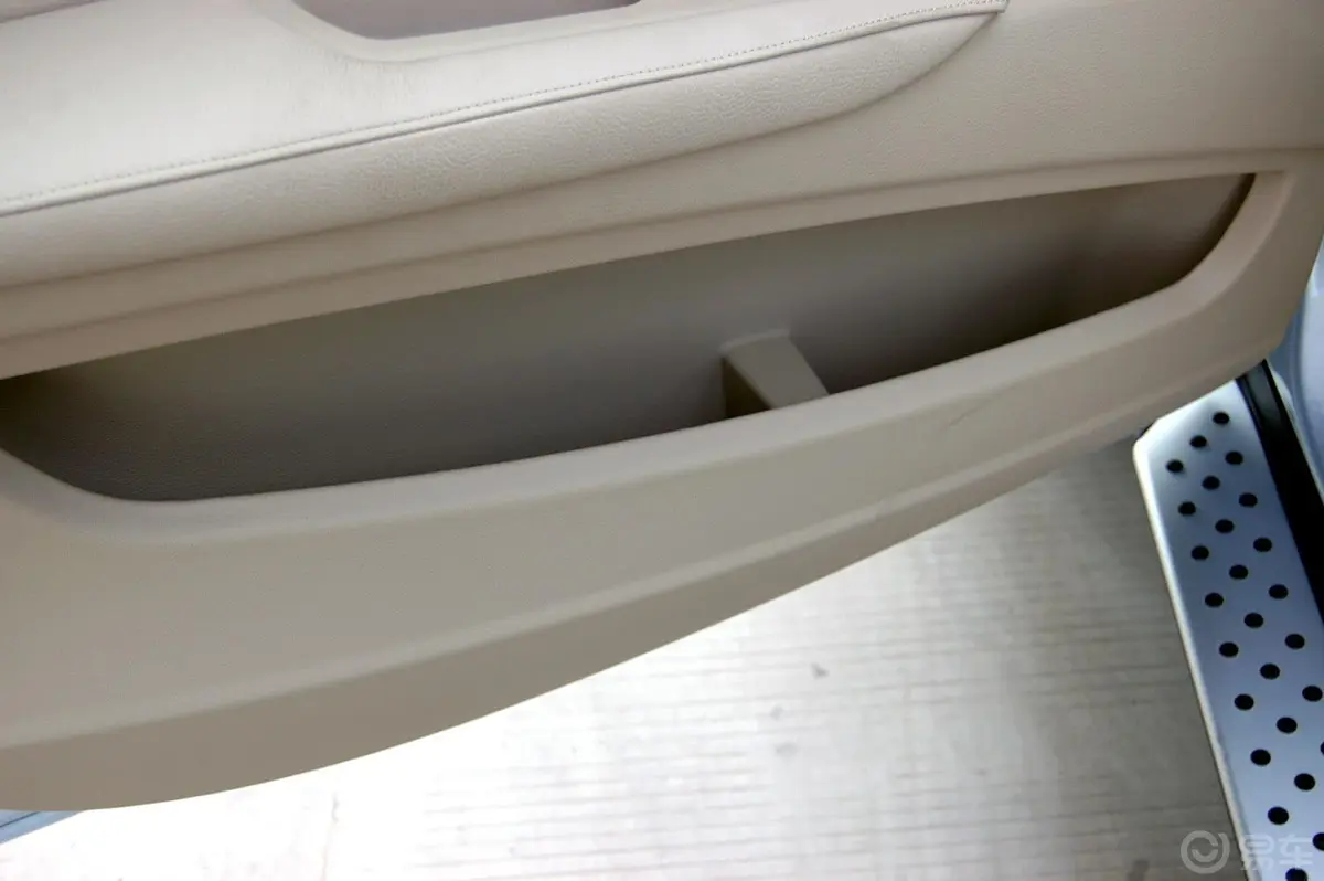 宝马X5(进口)xDrive30i 领先型驾驶员门储物盒