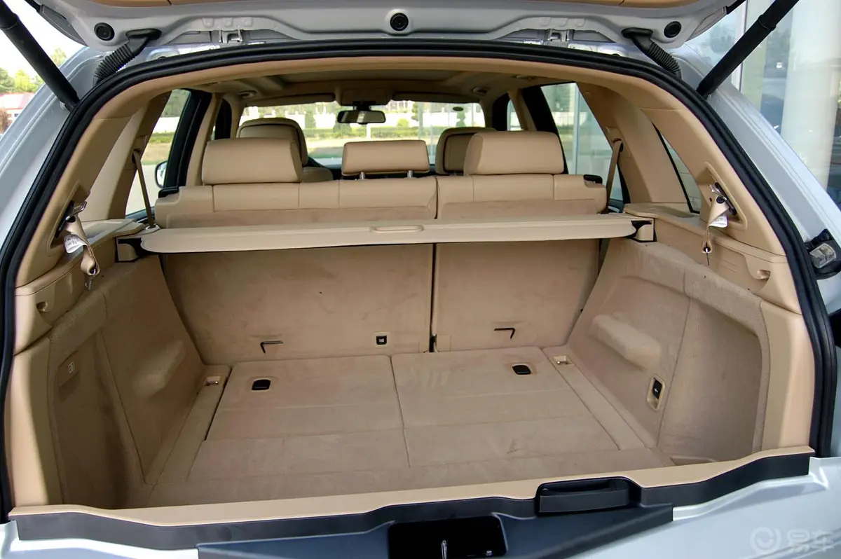 宝马X5(进口)xDrive30i 领先型行李箱空间
