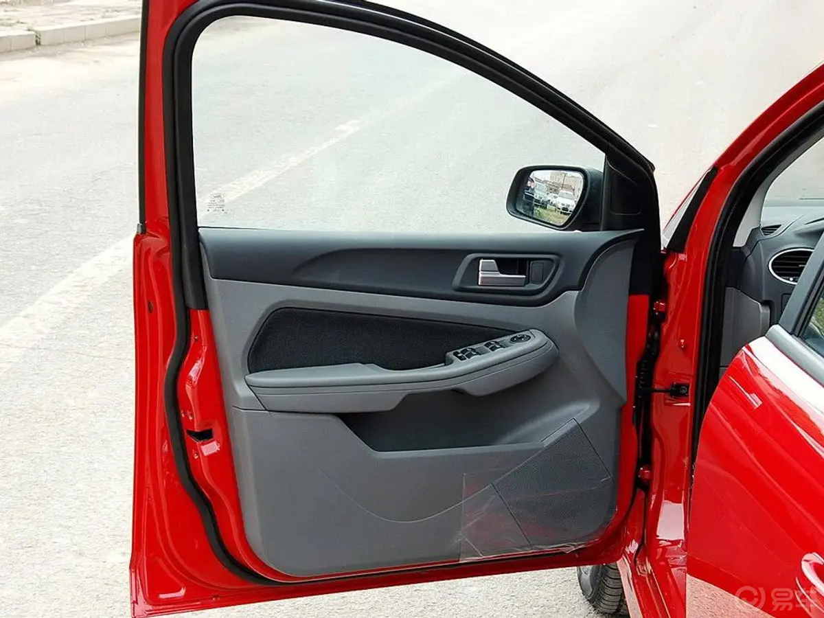 福克斯三厢 1.8MT舒适型驾驶员侧车门内门板
