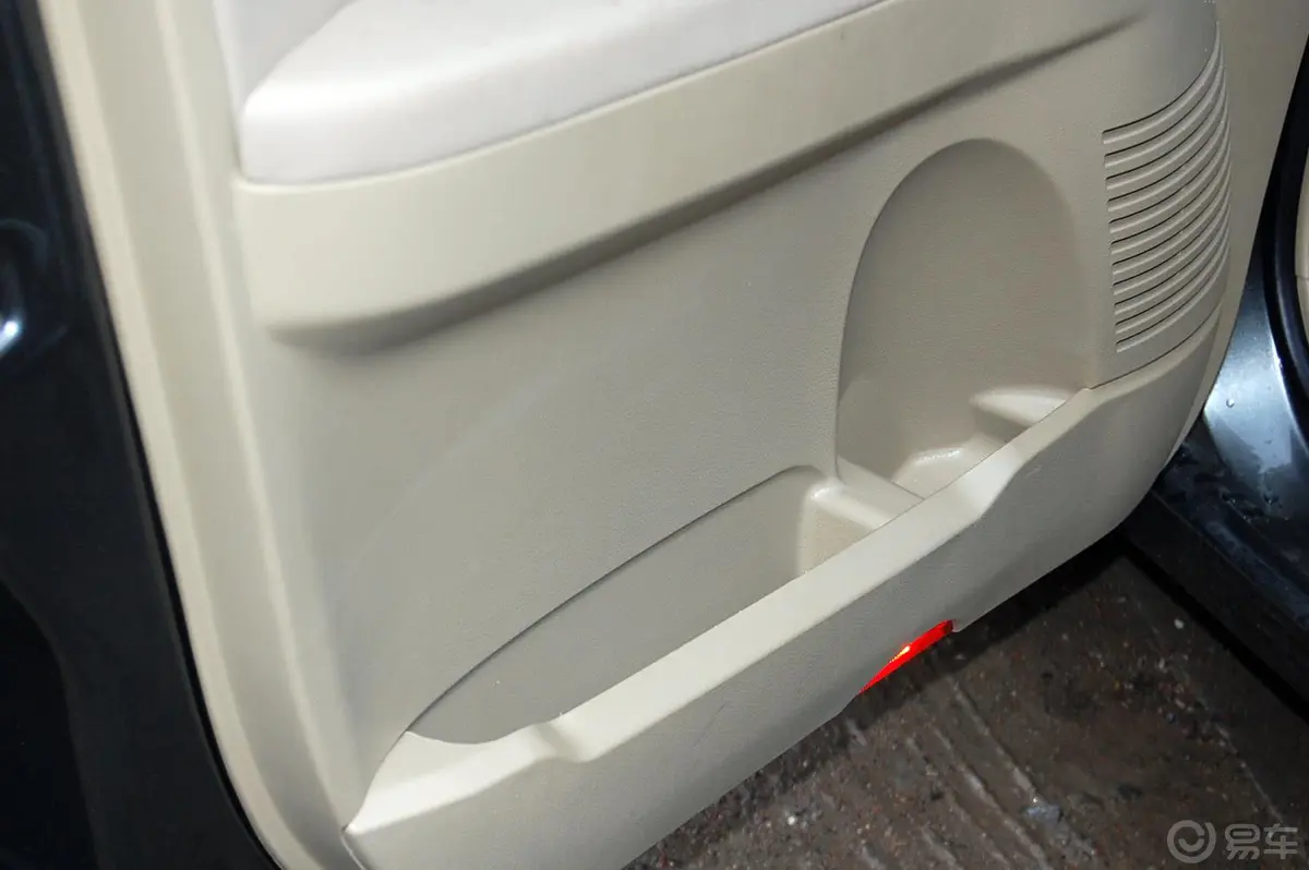 景逸1.8L舒适型驾驶员门储物盒