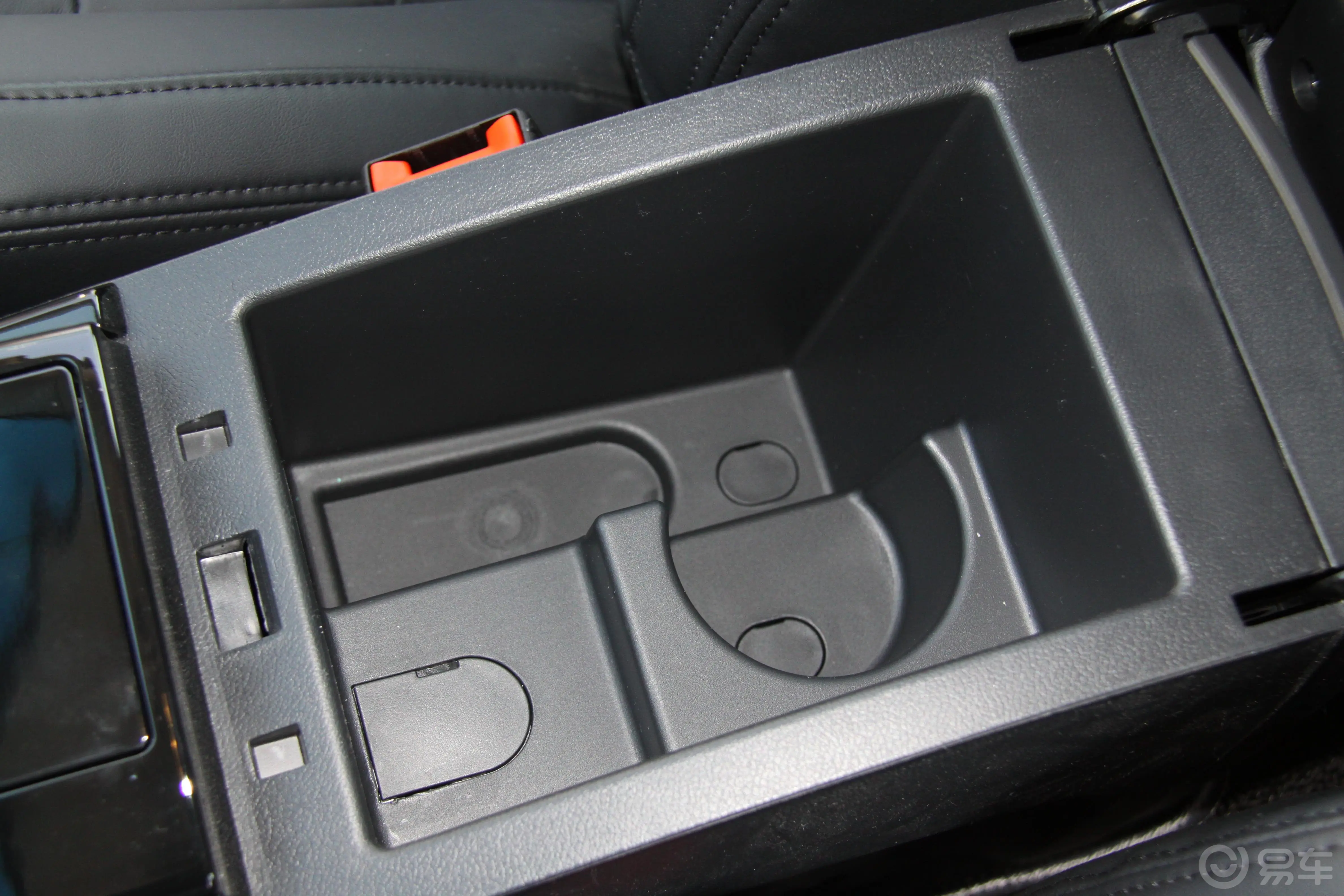 MG6掀背 1.8T 精英版前排手枕储物格（打开）