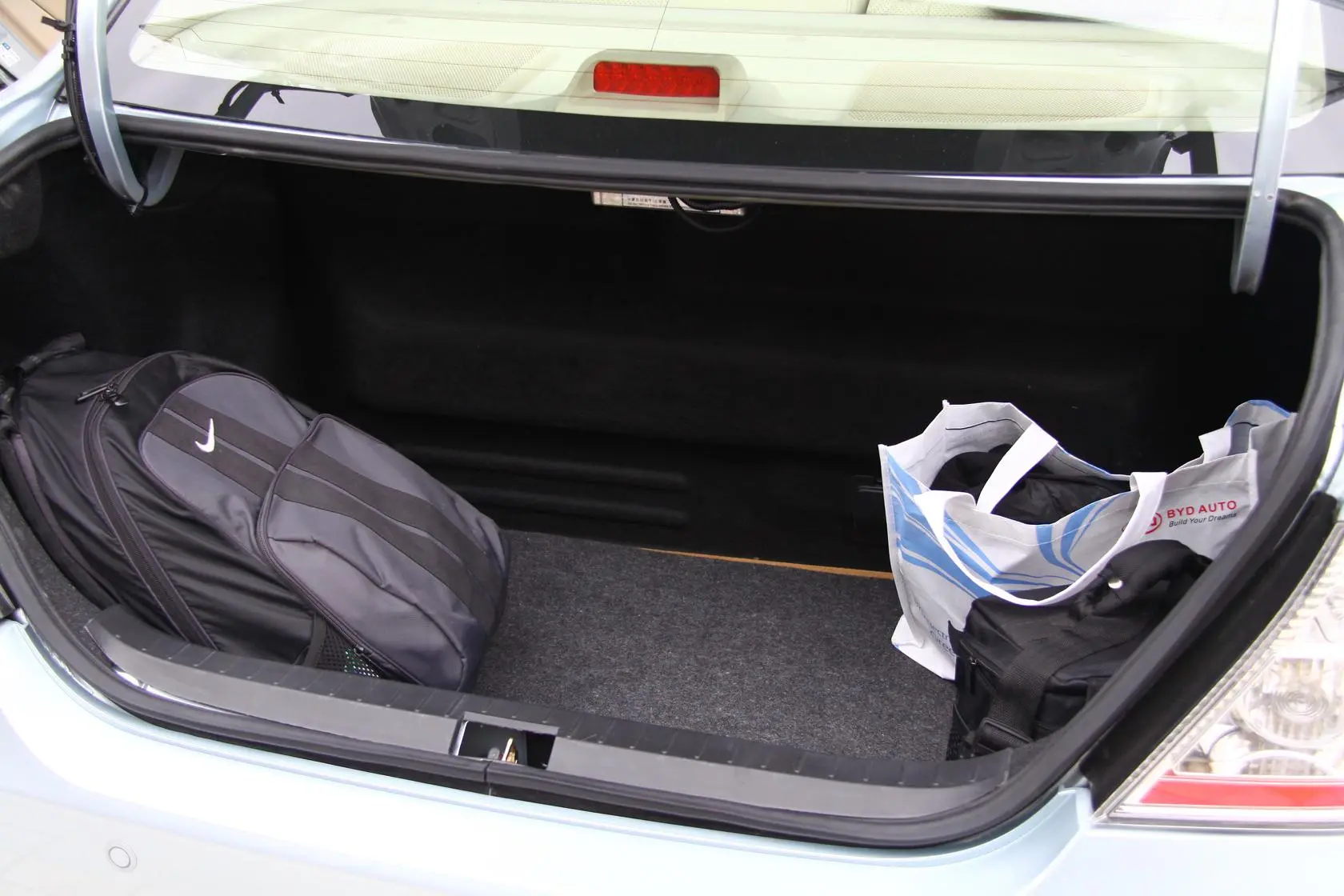 比亚迪F3新能源低碳版电动车行李箱空间
