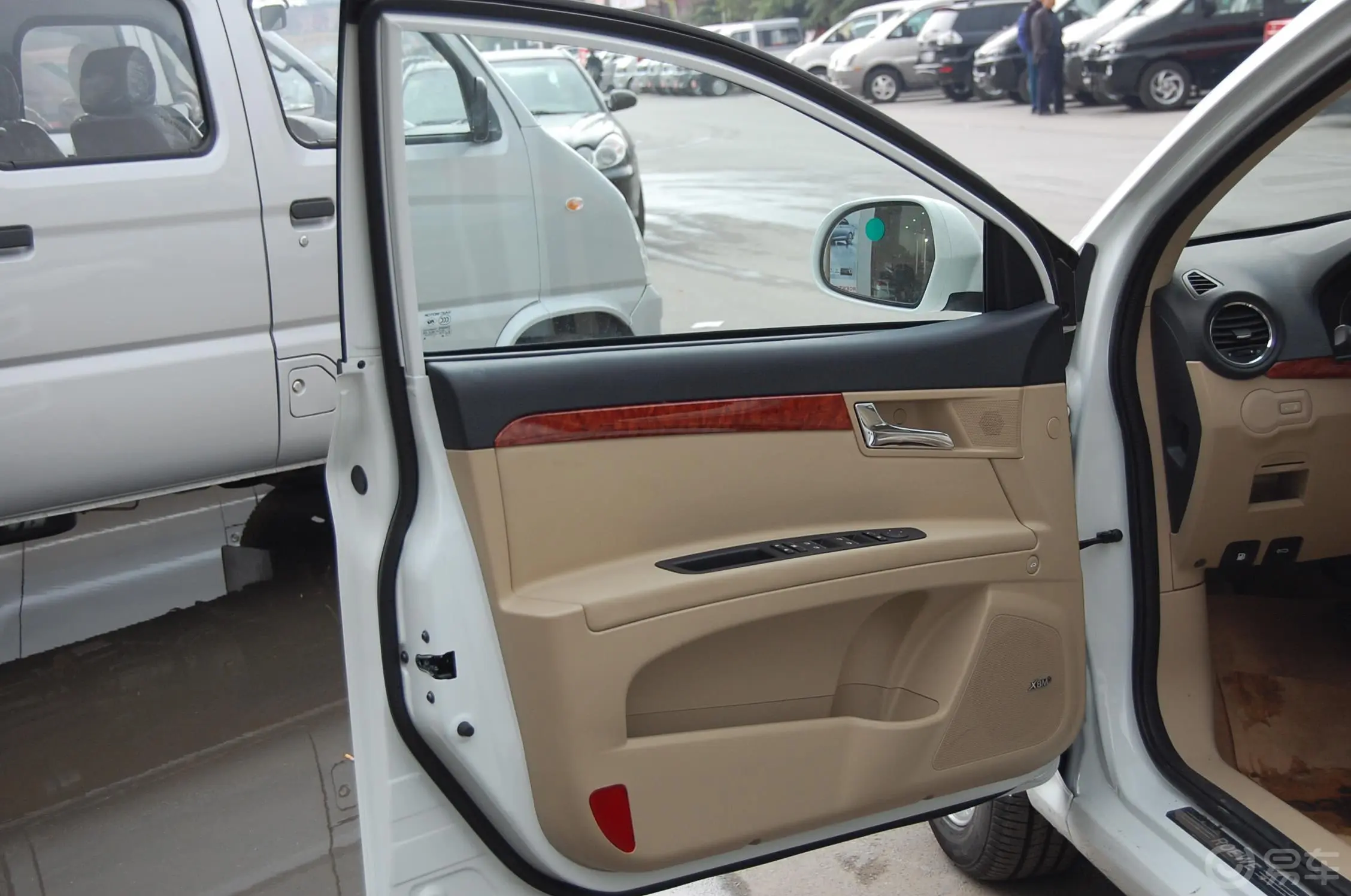 荣威350D 1.5L 自动 讯豪版驾驶员侧车门内门板