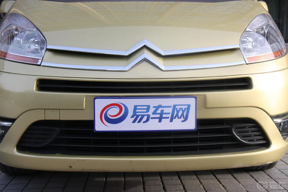 C4 PICASSO2.0i 16V 舒适版 7座前格栅侧俯拍