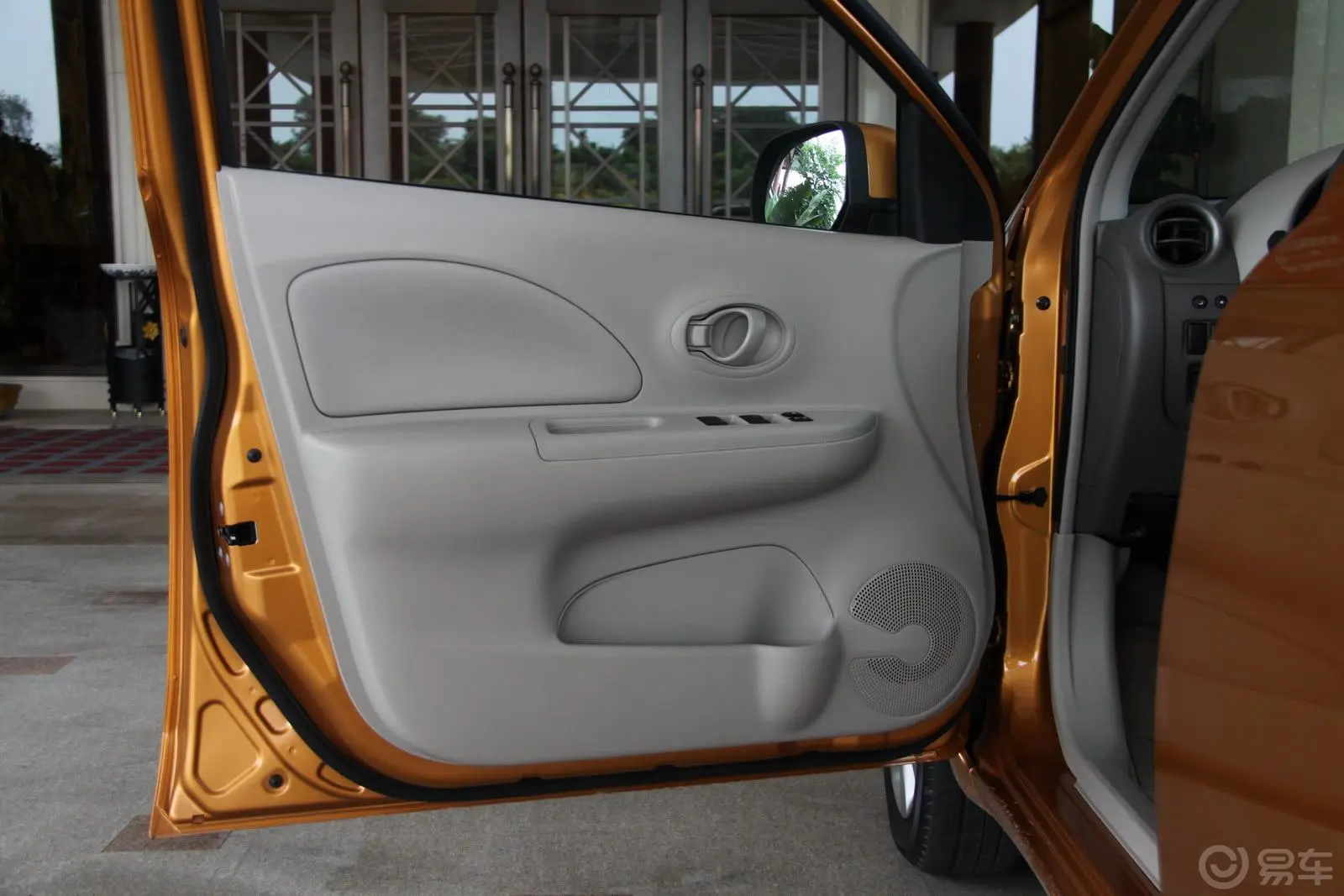玛驰1.5XE易型版 MT驾驶员侧车门内门板