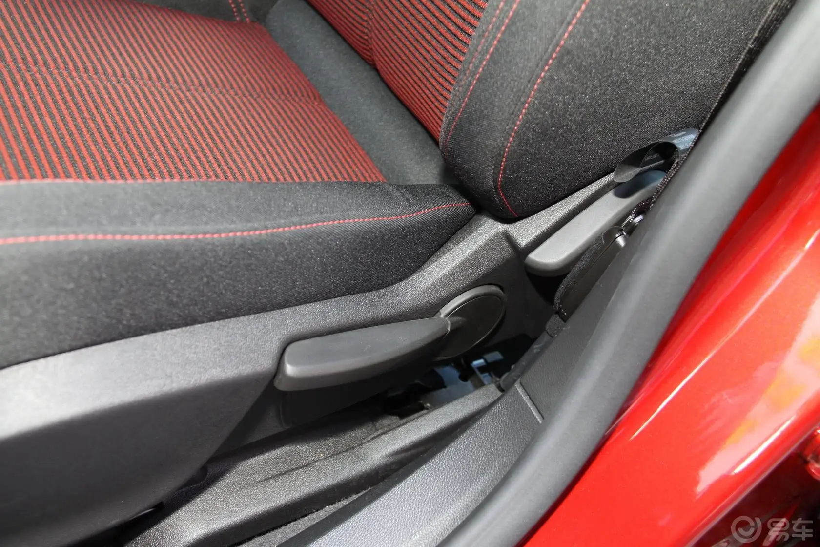 英朗GT 1.6T 新锐运动版座椅调节键