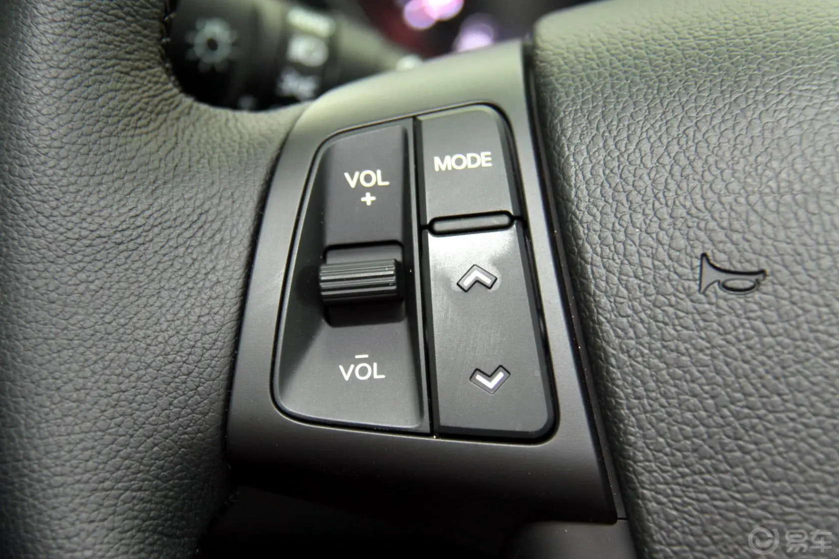 凯尊2.4 汽油 尊贵版方向盘音响控制开关