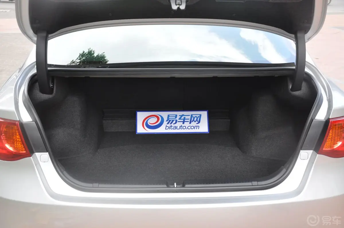 锐志2.5V 风尚菁英版行李箱空间