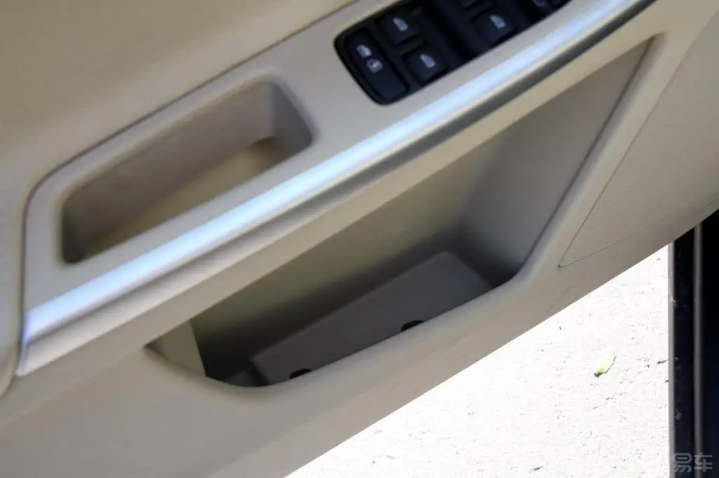 沃尔沃XC60(进口)2.0T 智雅版驾驶员门储物盒