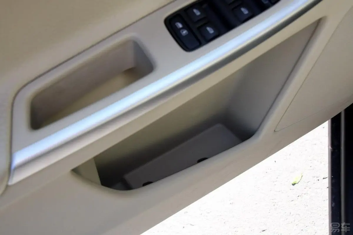 沃尔沃XC60(进口)2.0T 智雅版驾驶员门储物盒