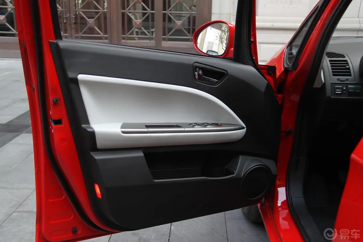美日两厢 1.5L—MT 炫酷版B型驾驶员侧车门内门板