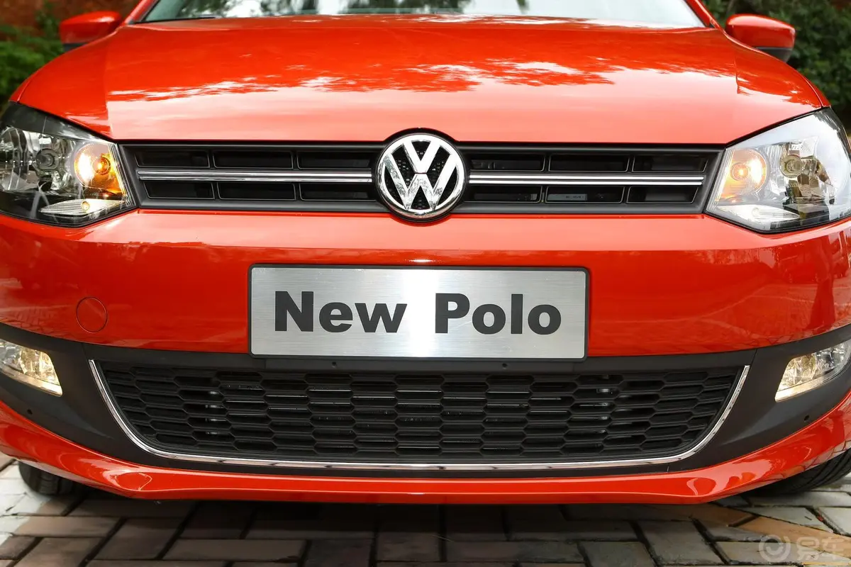 Polo1.6L 自动 致酷版前格栅侧俯拍